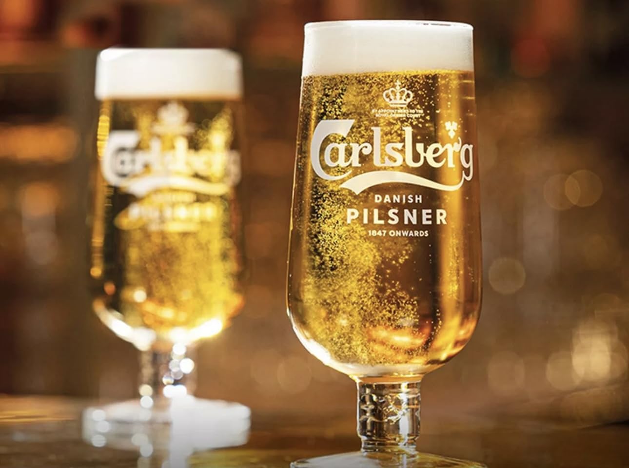 GarageBar Bicchiere Da Birra Carlsberg Pilsner Glass Con Stelo - Prodotto Ufficiale, Temperato, Con 2 Sottobicchieri Antigoccia Inclusi (Pinta, 290 Ml)