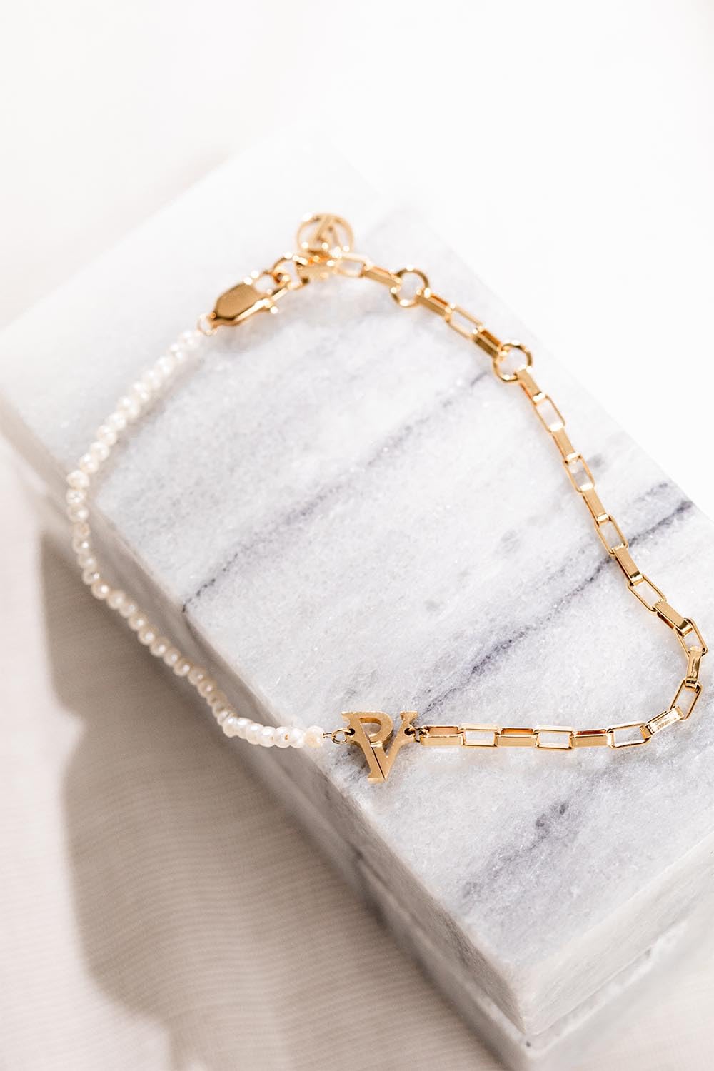 PAUL VALENTINE - Damen Armband Edelstahl - Vergoldet/Golden - mit Perlen - PV Logo Anhänger - PV-B0027
