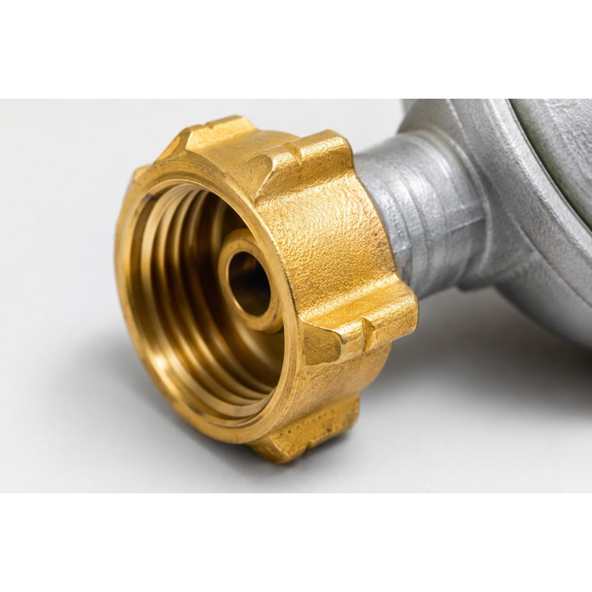 PROWELTEK - Détendeur gaz BUTANE 28 mbar avec limiteur de débit Raccords 20/150 & G1/2 NF
