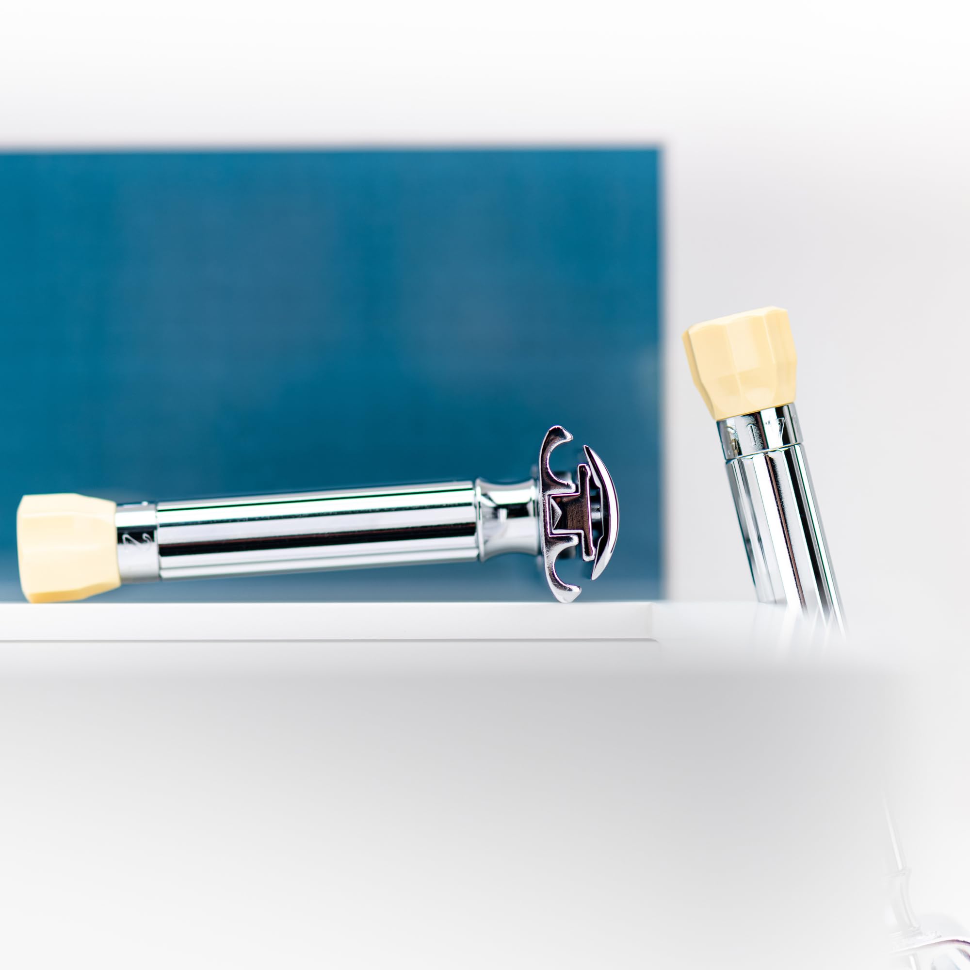 MERKUR Einstellbarer Rasierhobel 500C | Klassiker Glanzchrom | Zweiteiliger Rasierer mit geradem Schnitt | Ideal für Nassrasur | Zinkdruckguss | Messing Griffstück | Made in Germany