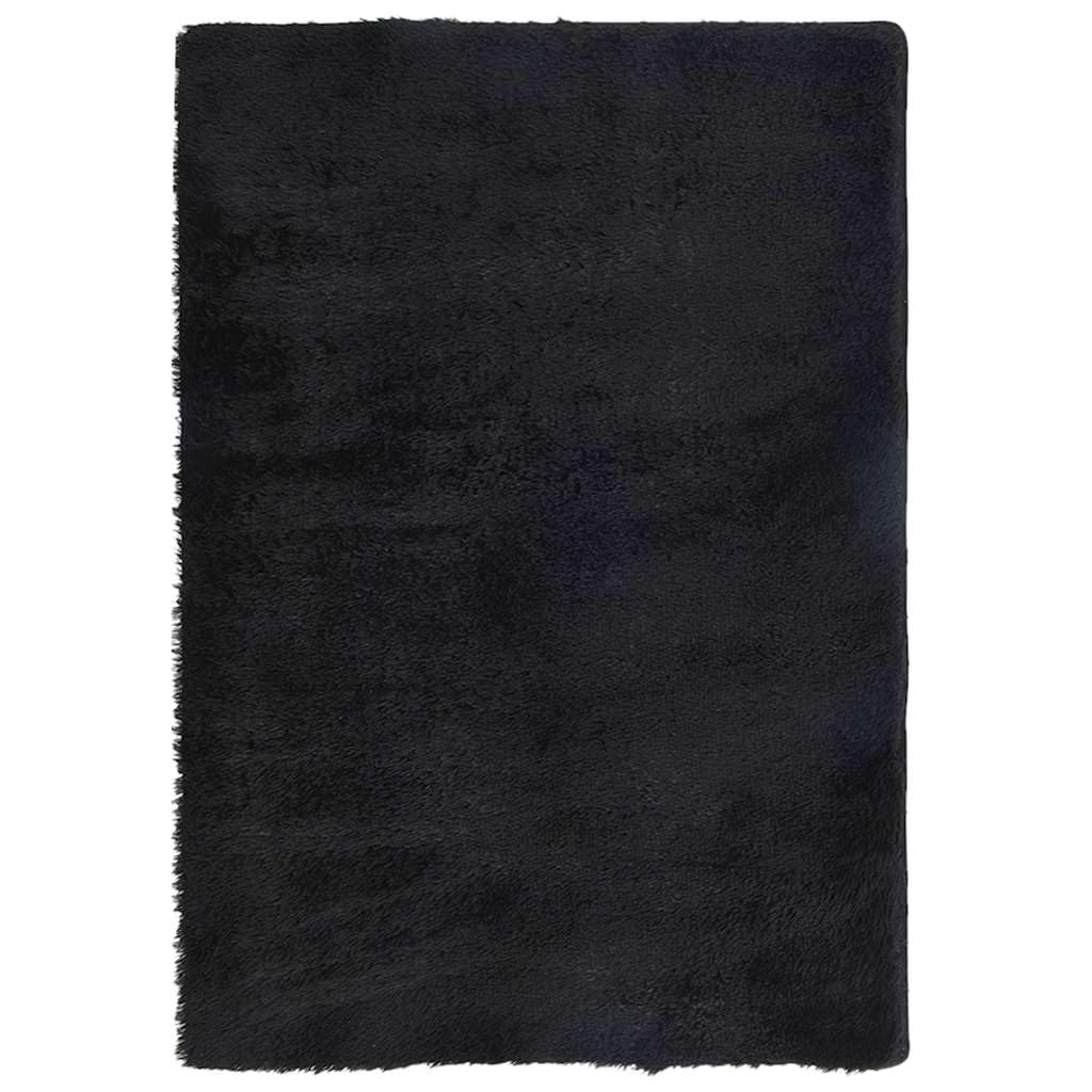 Tapis shaggy à poils longs noir dans un salon cosy ou une chambre parentale chaleureuse