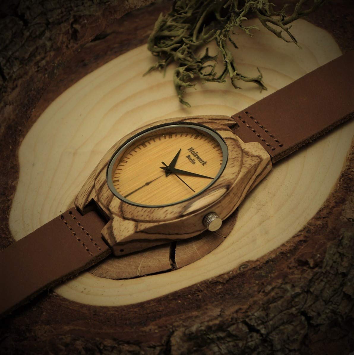 Holzwerk Germany Handgefertigte Berlin Designer Öko Unisex Damen Uhr Herren Öko Natur Holz Leder Armband Holzuhr Analog Klassisch Quarz- in Braun mit Berliner Fernsehturm