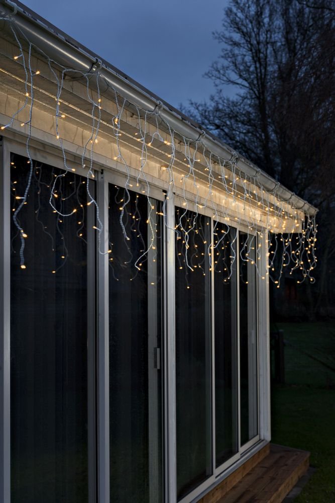 Konstsmide 2733 – 802/Tenda di luci led di pioggia ghiacciata per esterno (IP44)/200 bernsteinfarbene diodi/24 V Trasformatore da esterno/cavo bianco