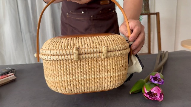 Bolso ovalado artesanal de caña y madera miniatura 7
