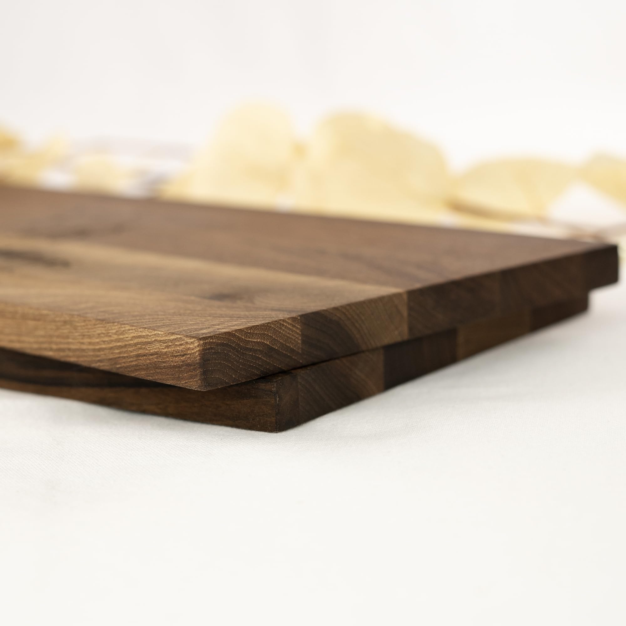 HOFMEISTER® Schneidebrett Nussbaum personalisiert mit Gravur Hände, 38 x 19 x 1,5 cm – massives Holzbrett mit Wunschnamen und Text – Geschenk für Paare, Hochzeit, Jahrestag & Valentinstag