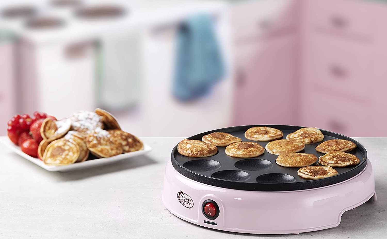 Bestron Poffertjes Maker, inkl. Teigportionierer für 700ml mit Skala, Ideal zum Befüllen des Poffertjes-Geräts, Farbe Gerät: Rosa, Teigflasche: Weiß