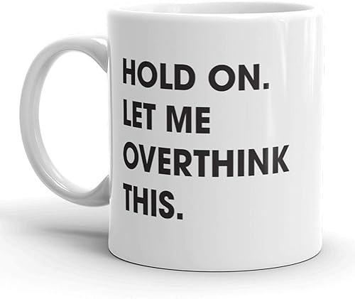 Divertida taza de café Overthinker – Hold On Let Me Overthink This – Regalo sarcástico para compañeros de trabajo y pensadores introvertidos – Taza