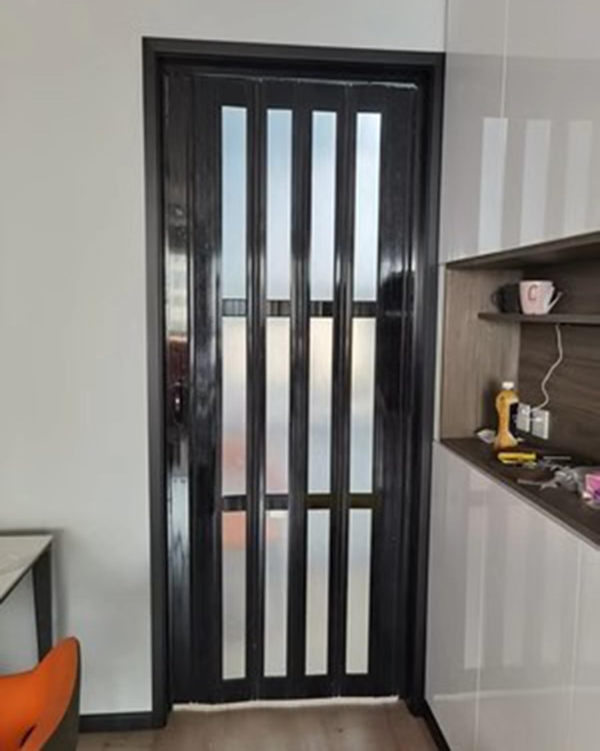Porte pliante en accordéon pour isoler la salle de bain et la cuisine