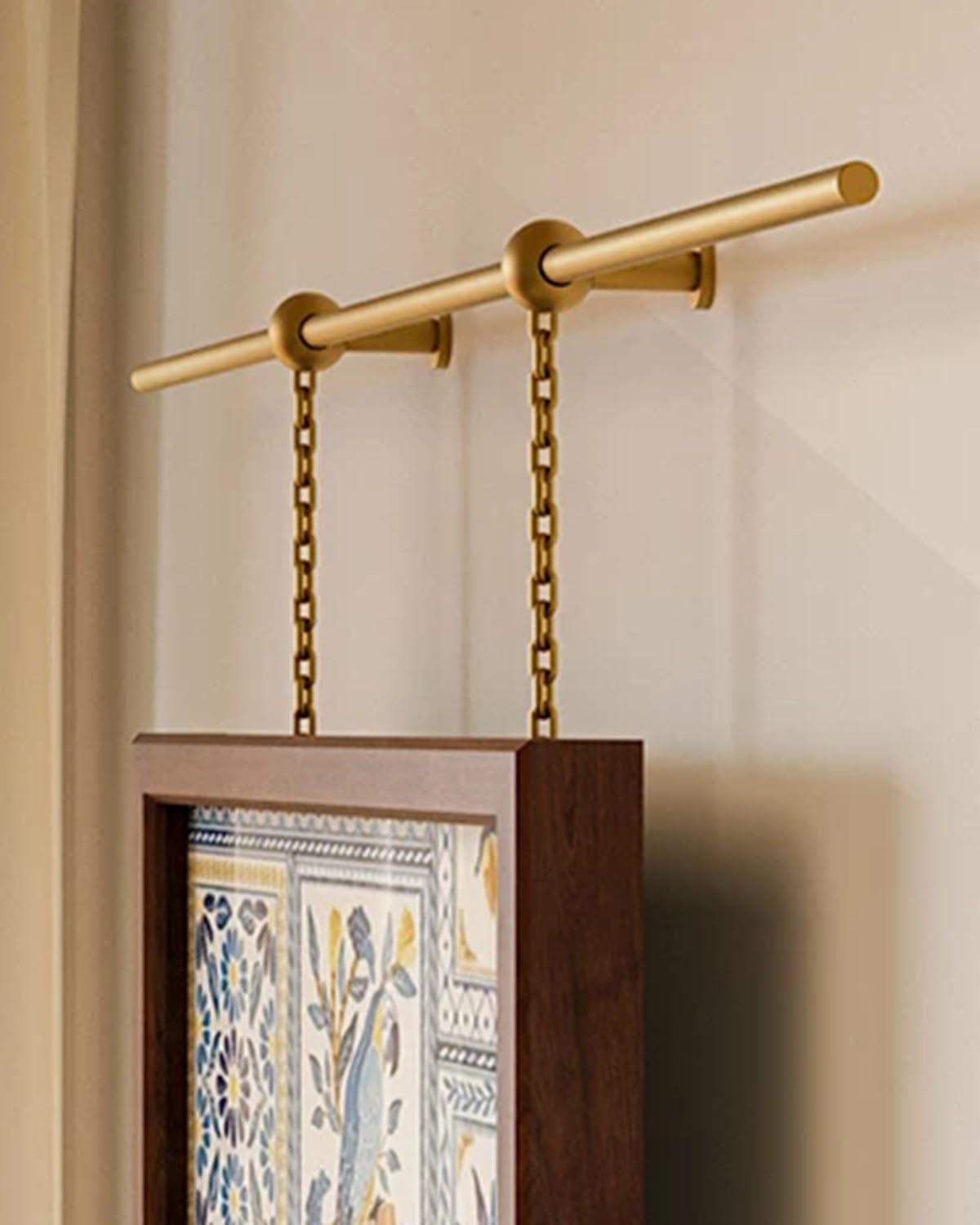 Système de rail pour œuvres d'art avec cimaise pour tableau en laiton