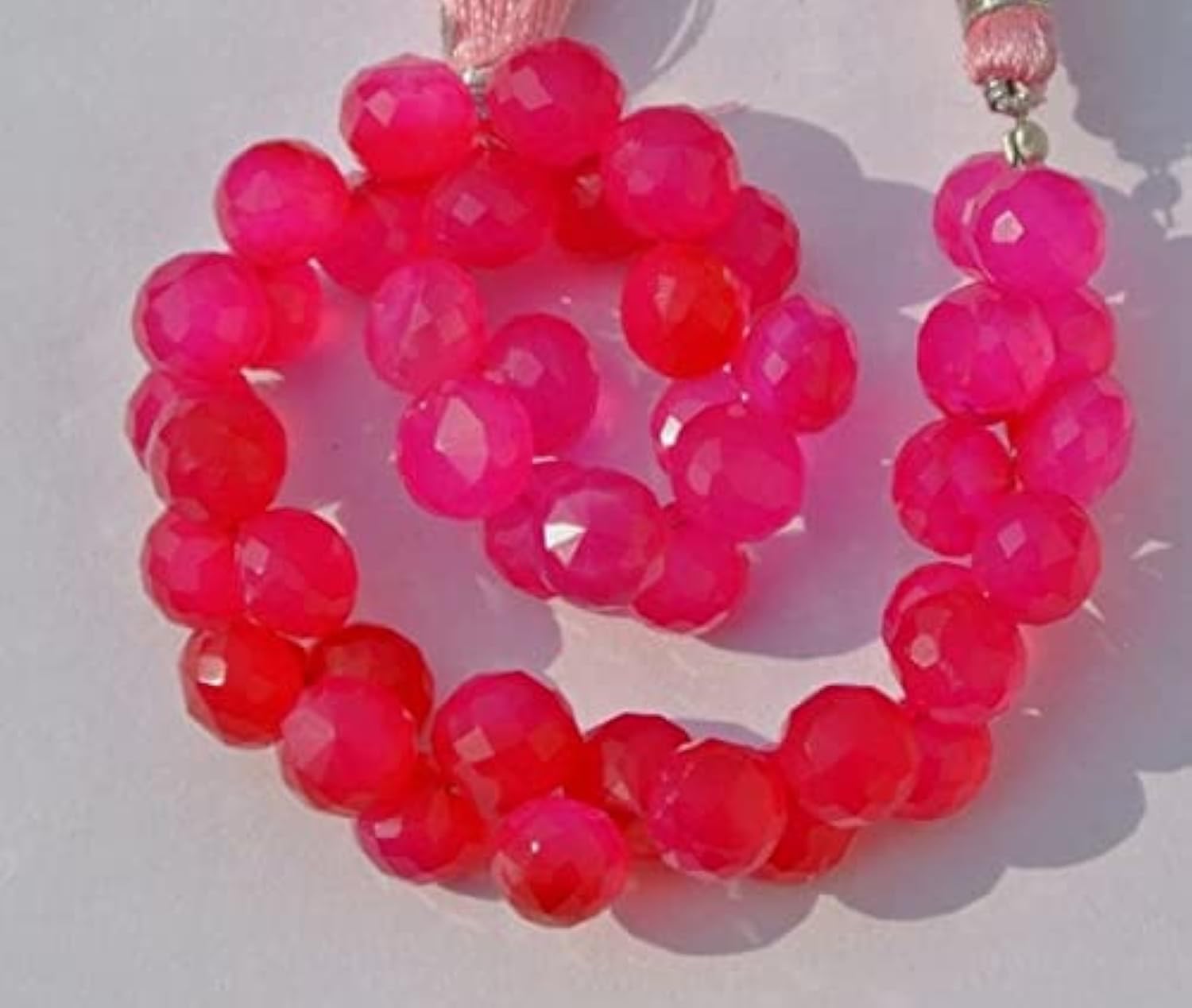 Hot Pink Chalcedony de qualité supérieure en briolette facettée 7mm