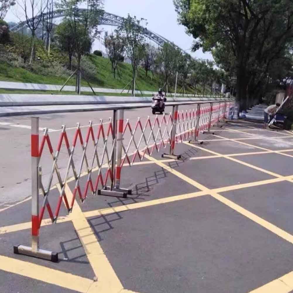 Genérico Barrera de Seguridad metálica Ajustable y Extensible - Puerta móvil Flexible para Cierres de Carreteras, Obras y Eventos, Valla de Tijera Plateada de 1,5 x 5 m, solución Duradera para el con