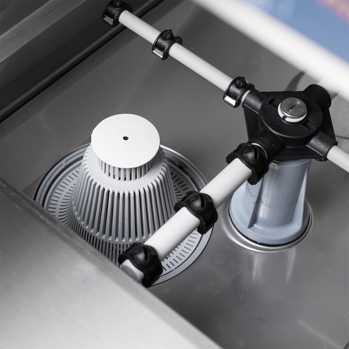 GastroHero Gläserspülmaschine, 40x40 cm, 230 V, Edelstahl PROFI-GLSM40SL | 30 Körbe/Stunde, mit Ablaufpumpe, Reiniger- & Klarspüldosierer, Made in Europe, 270 mm Einschubhöhe, 3 variable Spülprogramme