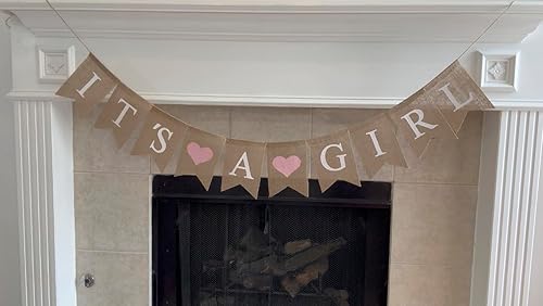 Vista 2 de Cartel de arpillera con texto en inglés "It's a Girl" para decoración de baby shower y fiesta de revelación de género (corazones rosa claro)