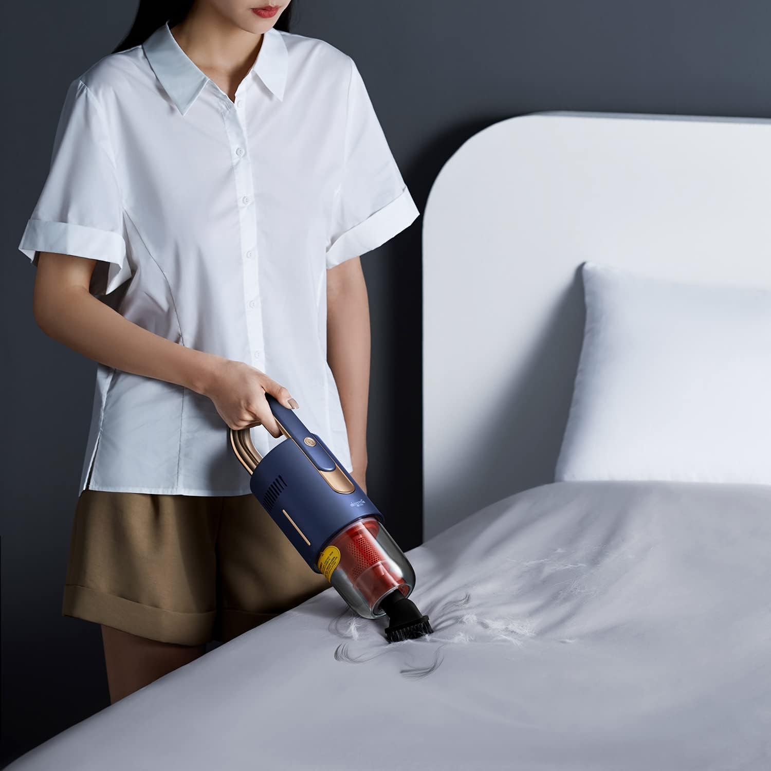 Deerma VC20 Pro handheld vacuum cleaning a bed