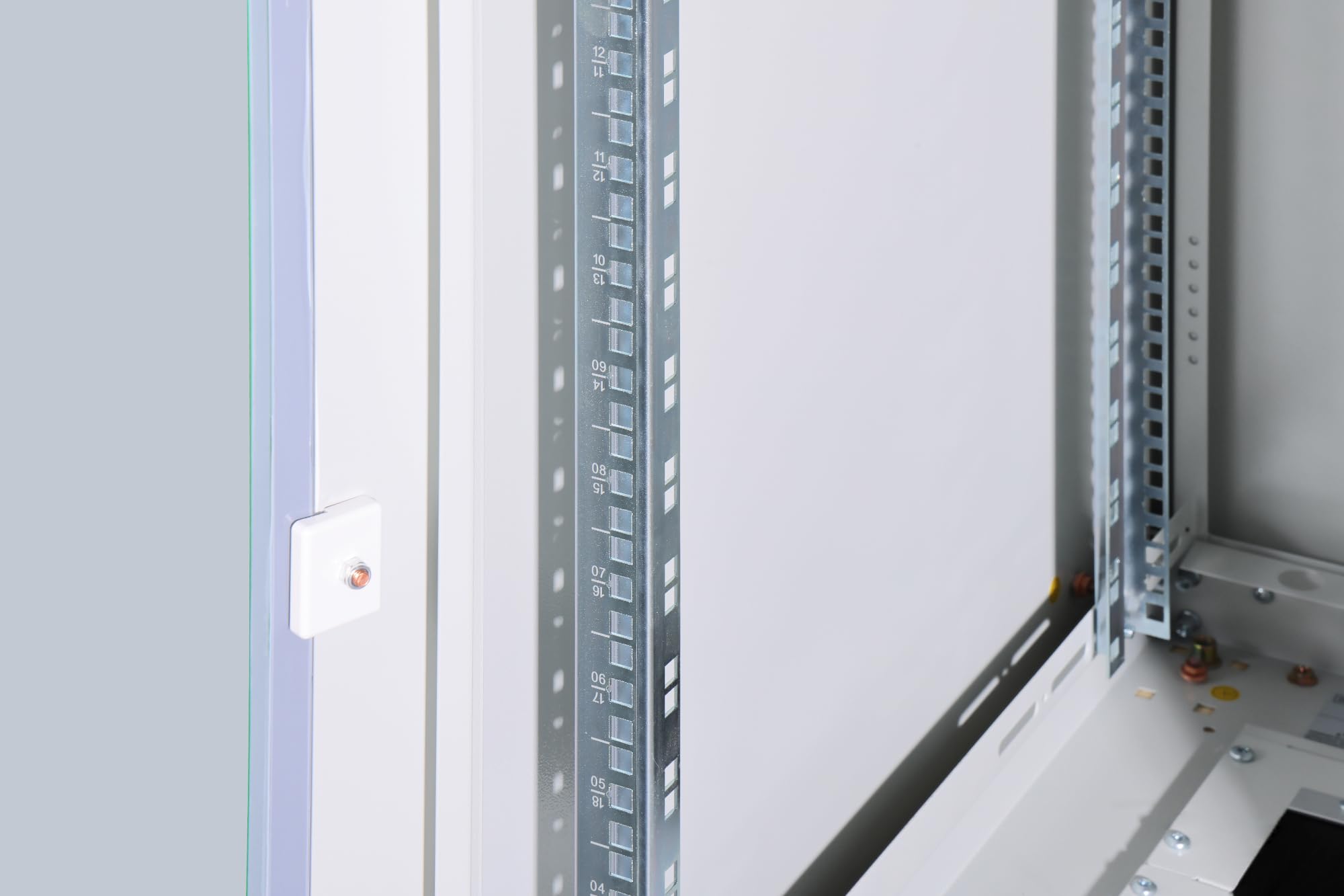 DIGITUS Armadio di rete – Rack da 19 pollici – 22U – 60x80 cm – Profondità utile 74,3 cm – Portata 1200 kg – Autoportante – Porta in vetro – Grado di protezione IP20 – Serie Unique – Grigio