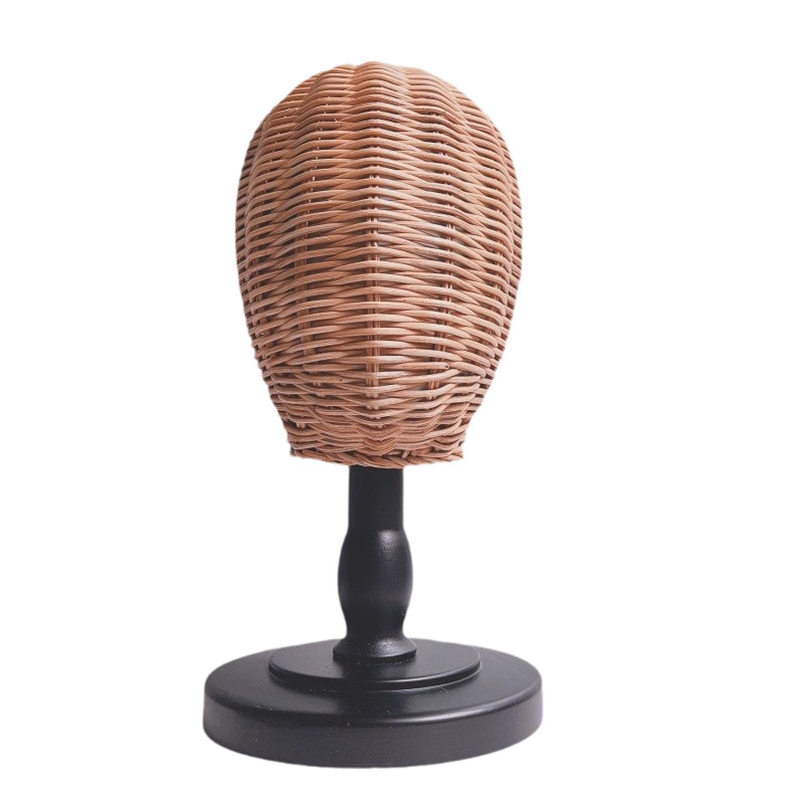 Innovativo espositore in rattan con testa di manichino per riporre con stile parrucche, sciarpe e cappelli sulle scrivanie dei saloni. Espositore per