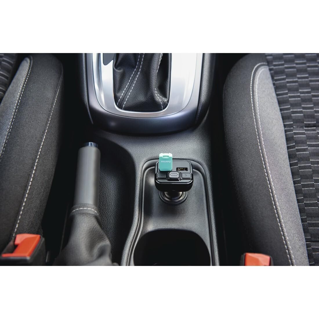 Hama Transmiter FM do radia samochodowego z AUX, USB i ładowarką samochodową (adapter samochodowy do zapalniczki samochodowej z gniazdem jack 3,5 mm i 2 portami USB do pendrive'a i do ładowania), czarny