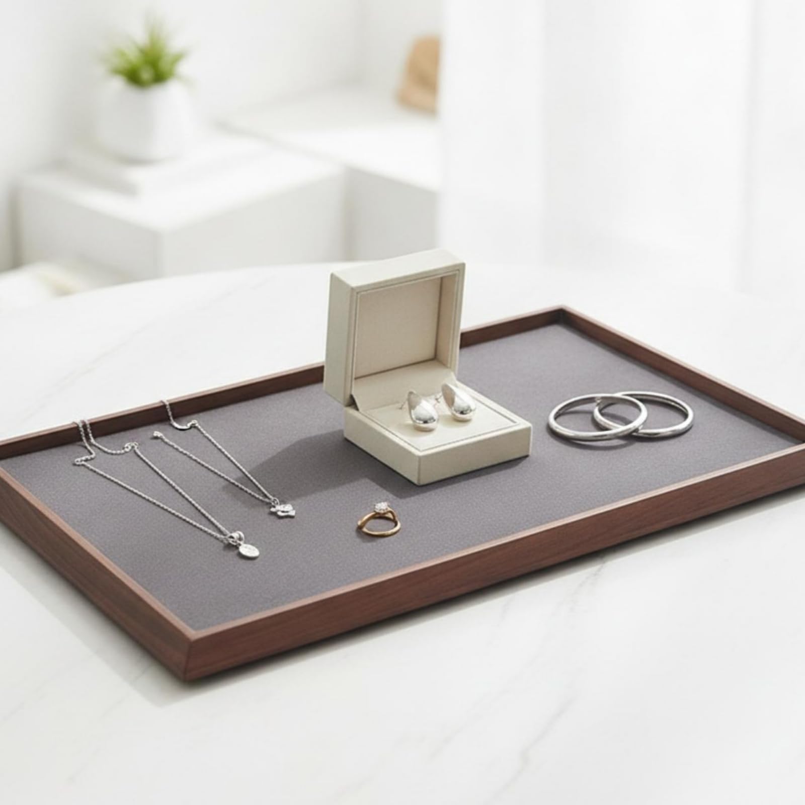 Plateau de Présentation Bijoux Plateau Présentoir Organiseur Cadre en Noyer Chaleureux et Doublure Feutrée Douce Rangement Sûr pour Bagues et Boucles Adapté à Coiffeuse Comptoir , Gris Foncé , Moyen