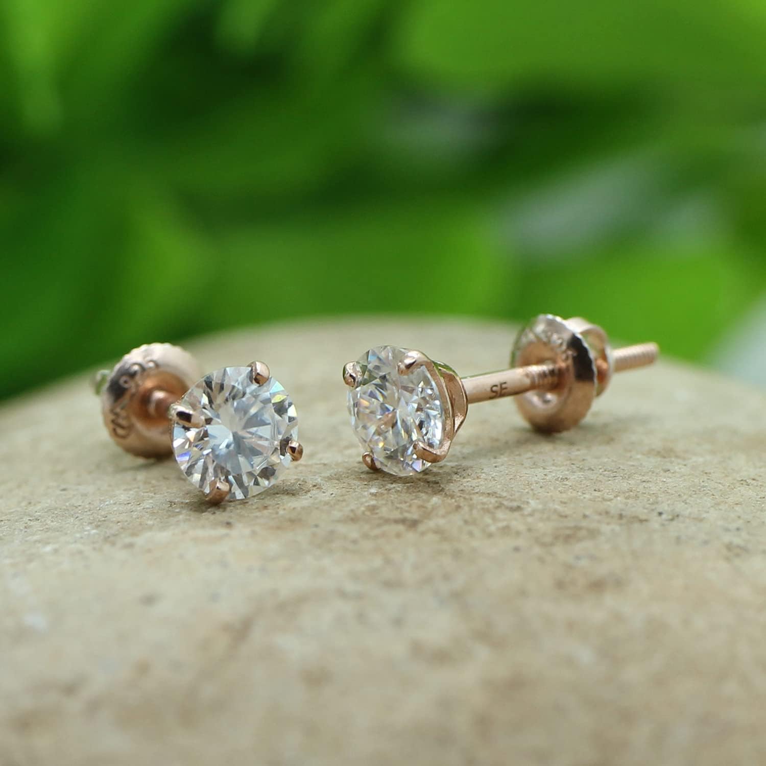 SAVEARTH DIAMONDS 4-Prong Solitaire Style, 4/5 ct. t.w 5MM Round Cut Lab Created Moissanite Diamond Stud Earrings For Women In 14K Gold Over Sterling Silver (VVS1 Clarity, 0.80 Cttw)