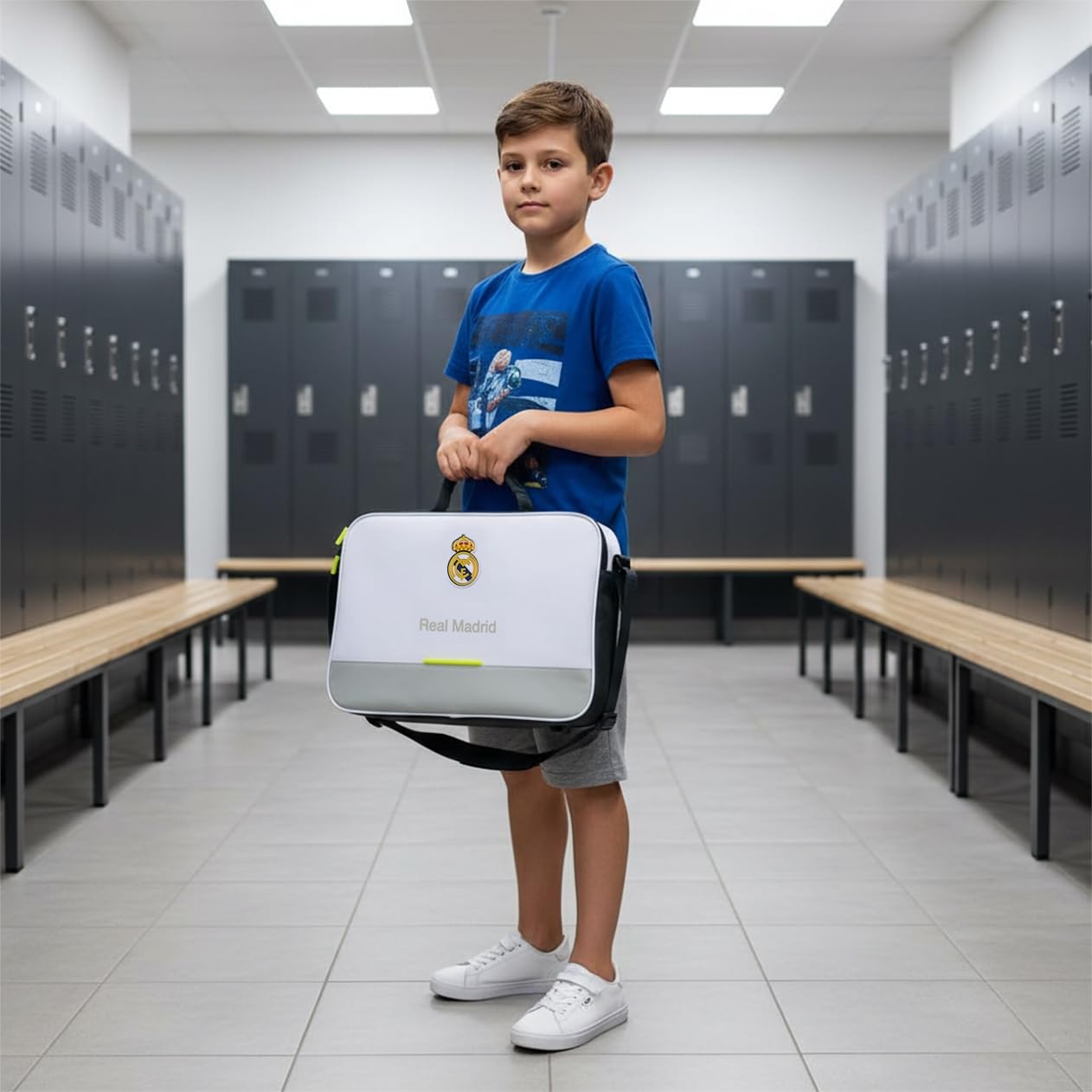 Cartera extraescolares Real Madrid equipación 25/26 para libros y material – Cartera extraescolares Real Madrid con asa para actividades y colegio