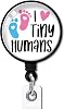 YAZMEEN I Love Tiny Humans 格納式バッジリール ワニ口クリップ付き 面白いIDバッジホルダー 面白い足跡バッジ ユニークな新生児ギフト クリアカードホルダー NICU 看護師 医師 教師 医療用