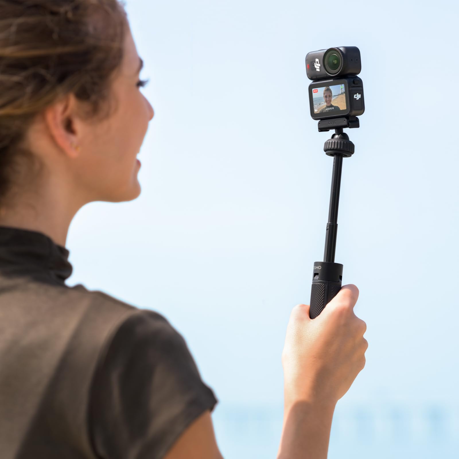 DJI Osmo Nano Combo Viaggio (128 GB), vlog camera 4K indossabile | Con mini asta di estensione | Sensore 1/1,3″ | 4K/60fps e FOV di 143° | Autonomia 200 min | Design magnetico indossabile