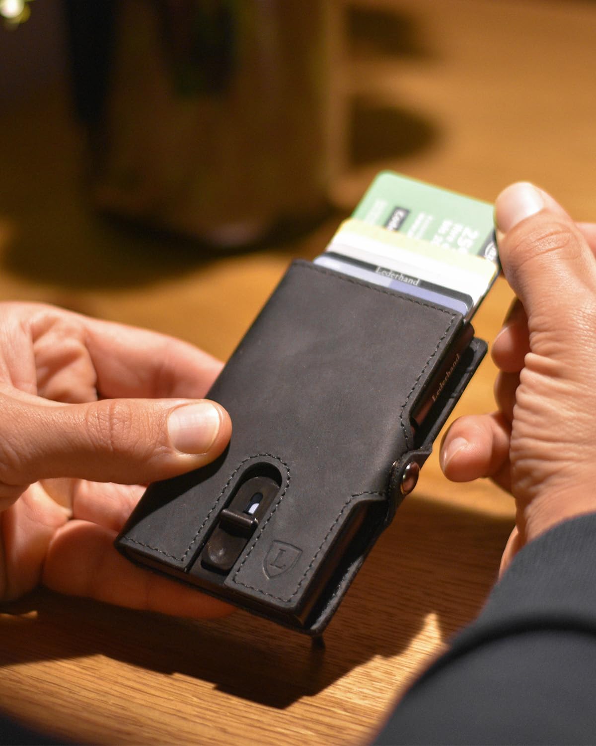 Lederhand® Aventus Wallet – Leder Geldbörse handgemacht für Herren und Damen Portemonnaie Aluminium Kartenhalter mit Münzfach und Platz für 9 Karten mit RFID NFC Schutz Farbe|(Schwarz)