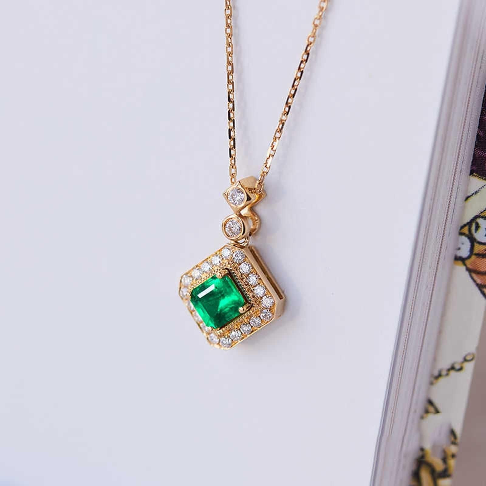 Łańcuszek damski, łańcuszek z wisiorkiem w kształcie kwadratu, 0,25 ct, szmaragd i diament żółte złoto, prezent urodzinowy dla najlepszej przyjaciółki