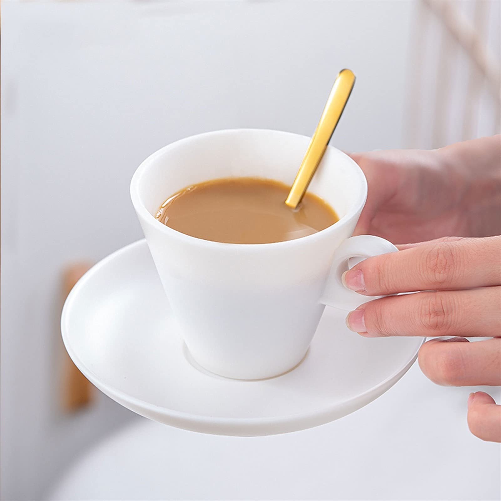 Biały łój Jade Porcelanowa filiżanka do espresso ze spodkami Porcelanowy kubek do kawy Elegancki europejski urok Ceramiczne filiżanki do kawy, kubki do herbaty(One Color Medium)