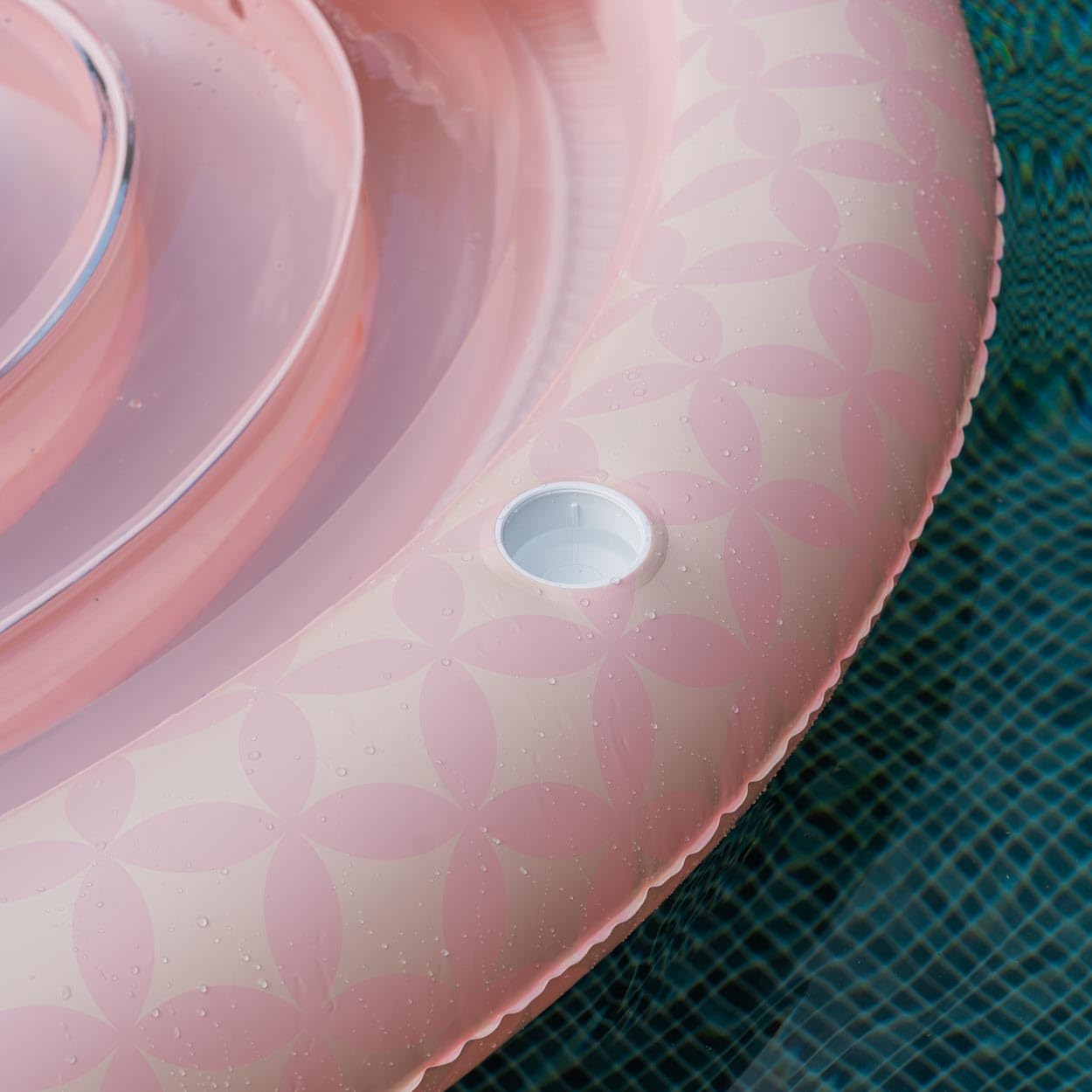 FLAMINGUEO - Colchoneta Piscina - Tanning Pool Tumbona Hinchable con Aspersor - Posavasos Incluido - PVC Resistente - Tamaño Individual - Almohada Desmontable