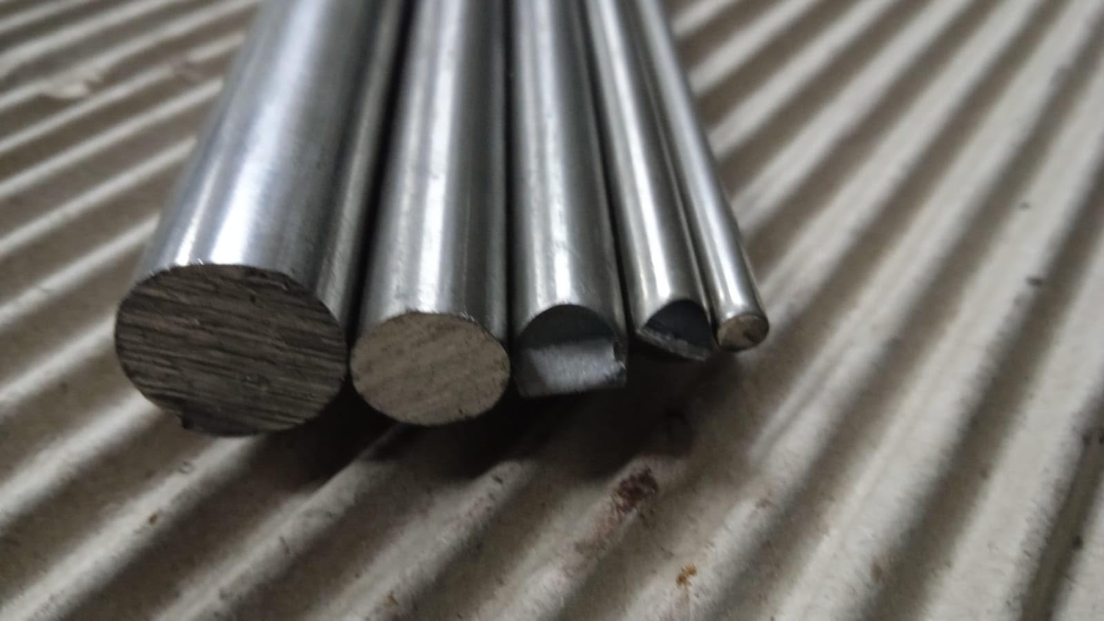 Pręt okrągły ze stali nierdzewnej AISI 316 Ø6 x 1000 mm - Tondo Acciaio Inox, odporny na korozję, do nautiki i majsterkowania
