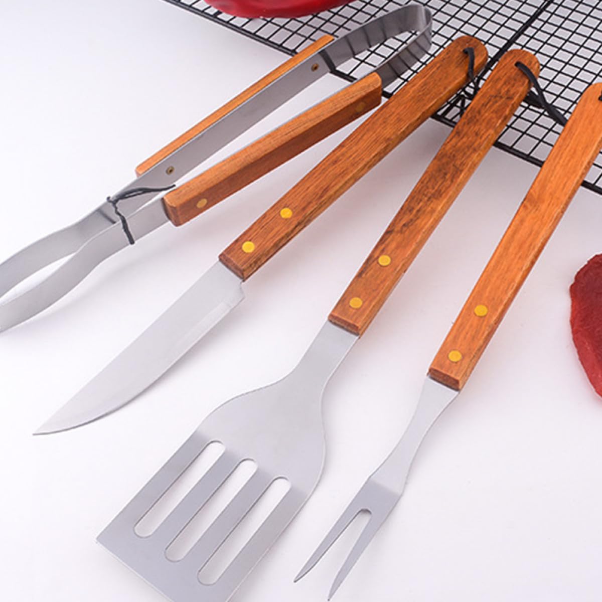 Langlebiges Grillbesteck aus Edelstahl mit Holzgriffen 1 Satz Praktisches Grillzubehör für Campingliebhaber und Gourmets Einfach zu Bedienen und Braun Gestaltet