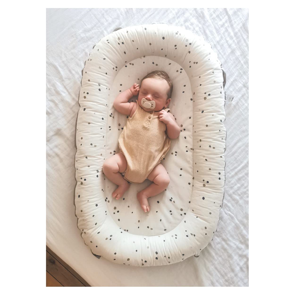 Tinéo - Réducteur de Lit 95x60x10cm, Cocon De Sommeil Ouatiné, Cale Bébé pour Lit, Nid Bébé, Déhoussable, Entretien Machine 30°, Réversible, 0-6 Mois (Gris Clair/Imprimé Terrazzo)