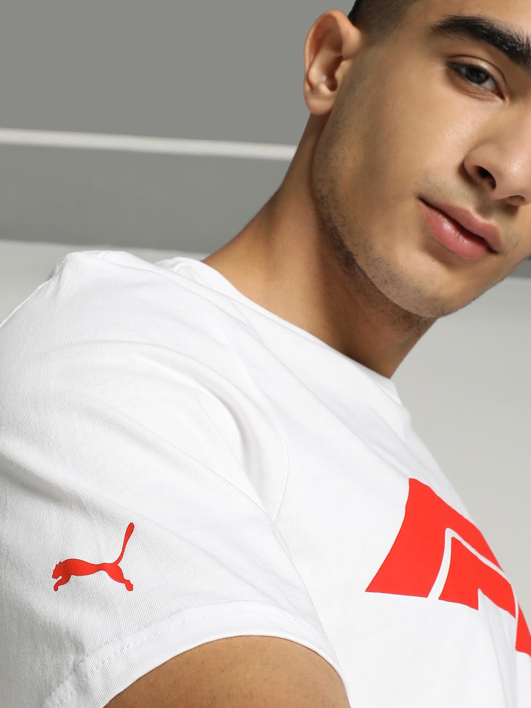 Puma F1 Ess Logo Tee 180g Magliette Uomo (Pacco da 1) | Logo F1® sul davanti, Logo PUMA sulla manica, Collo rotondo, Maniche corte, Prodotto ufficiale PUMA x F1®
