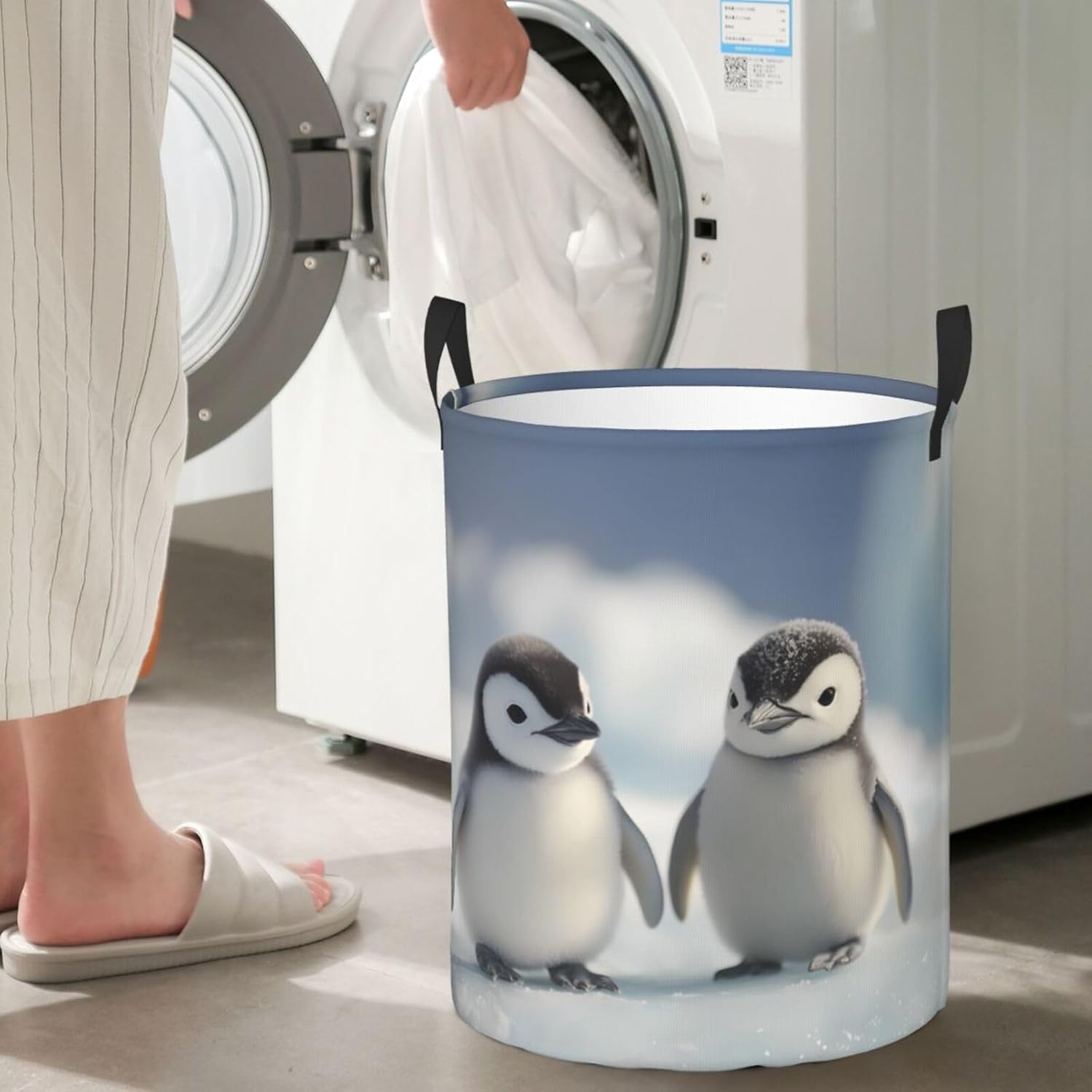 Cute little penguin Round Single-layer Laundry Basket, Portable Storage Laundry Basket, Bedroom Clothes Storage Basket with Handle