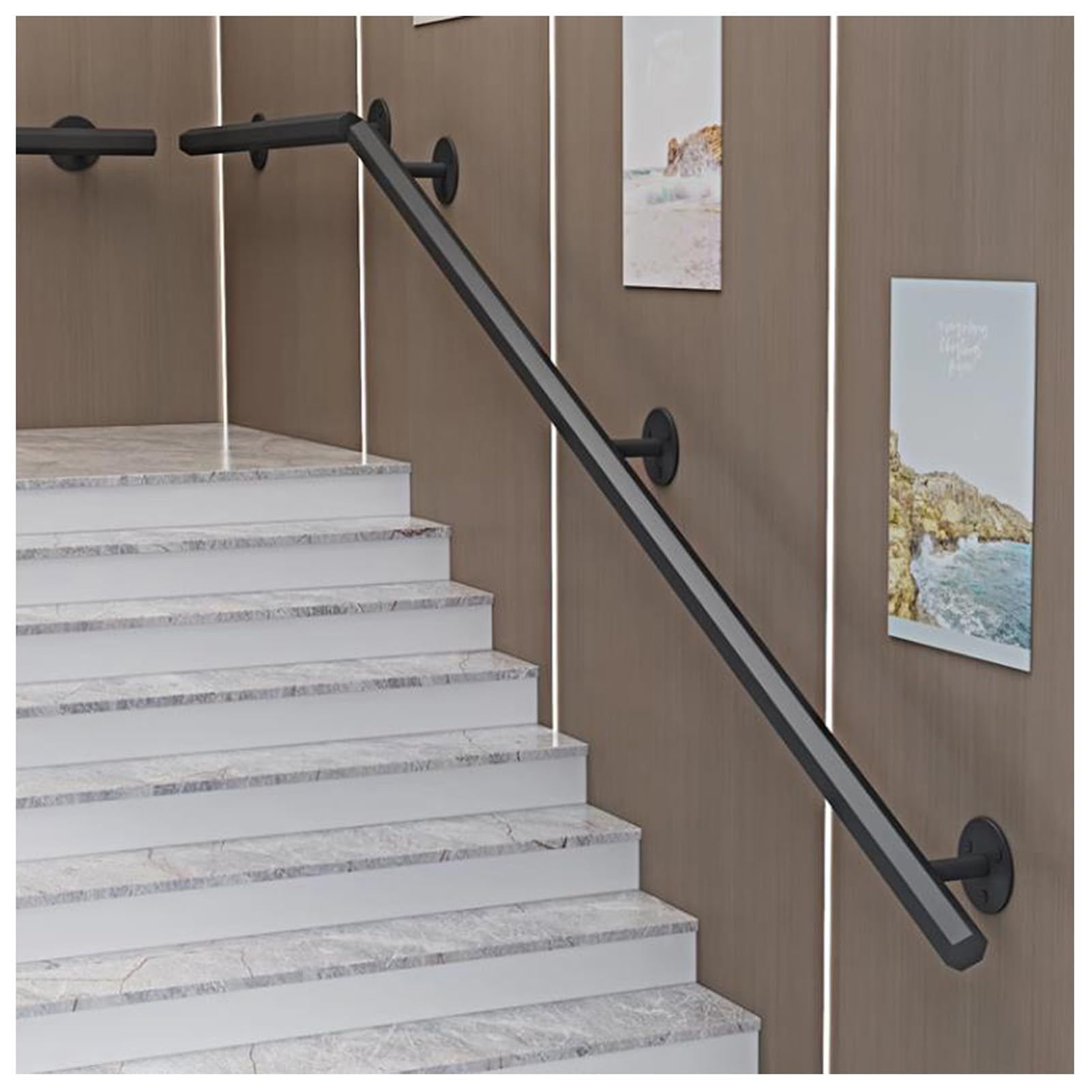 Rampe d'escalier noire antidérapante sécurisée pour l'autonomie des seniors