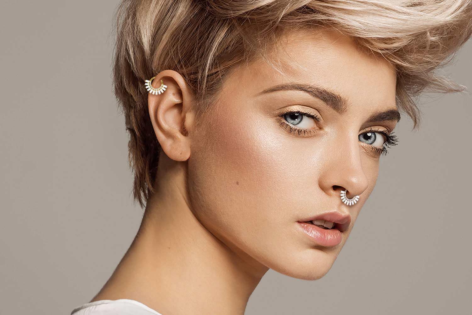 PIERCINGLINE Anillo segmento de titanio Clicker con cristales engarzados y ópalos sintéticos – Piercing para nariz, tabique, oreja, hélice o tragus en 4 colores, Titanio