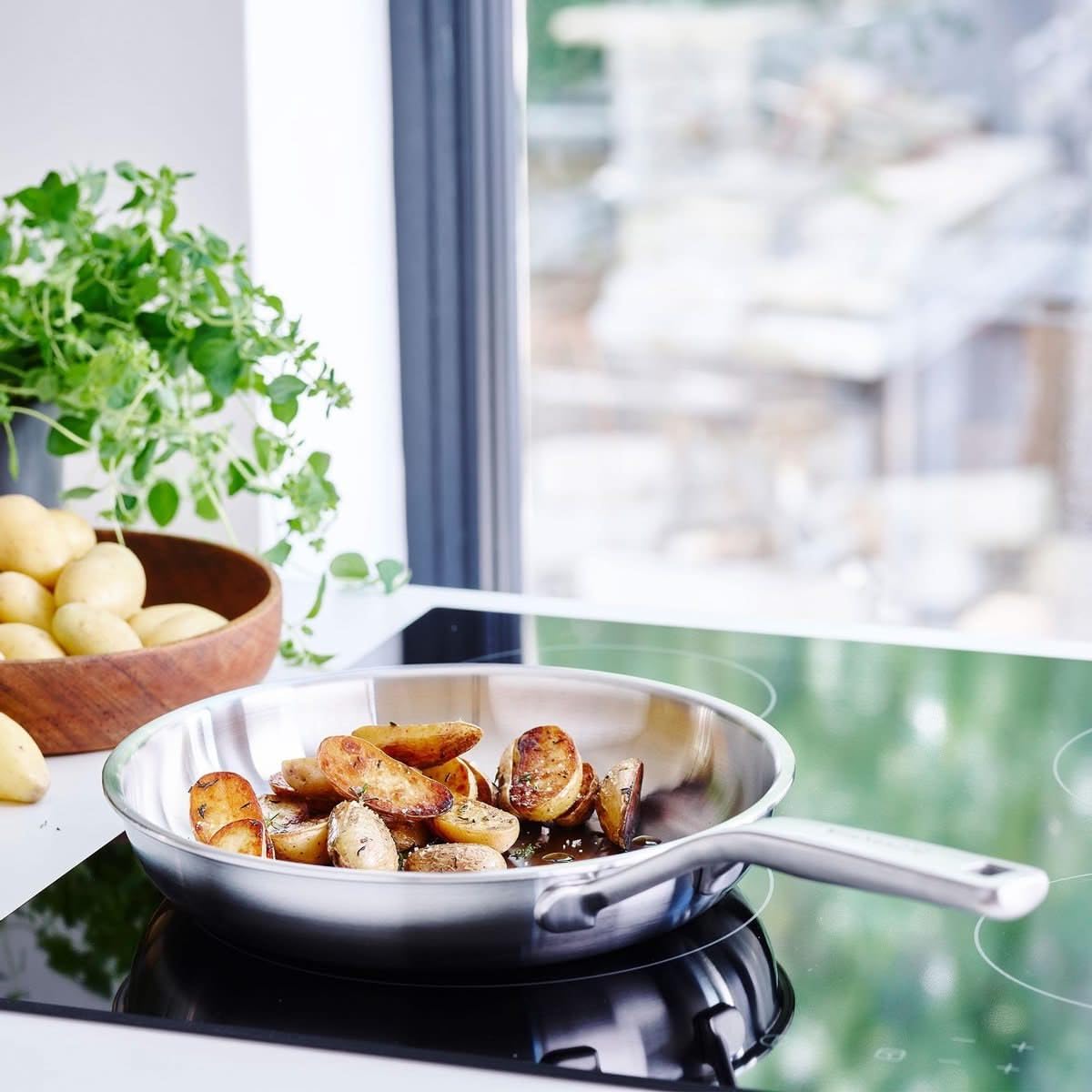 KitchenAid MultiPly Poêle En Inox 3 Couches 28 Cm, Sans Revêtement, Noyau Aluminium, Bord Verseur, Induction, Four 220°C, Lave-Vaisselle, Argent