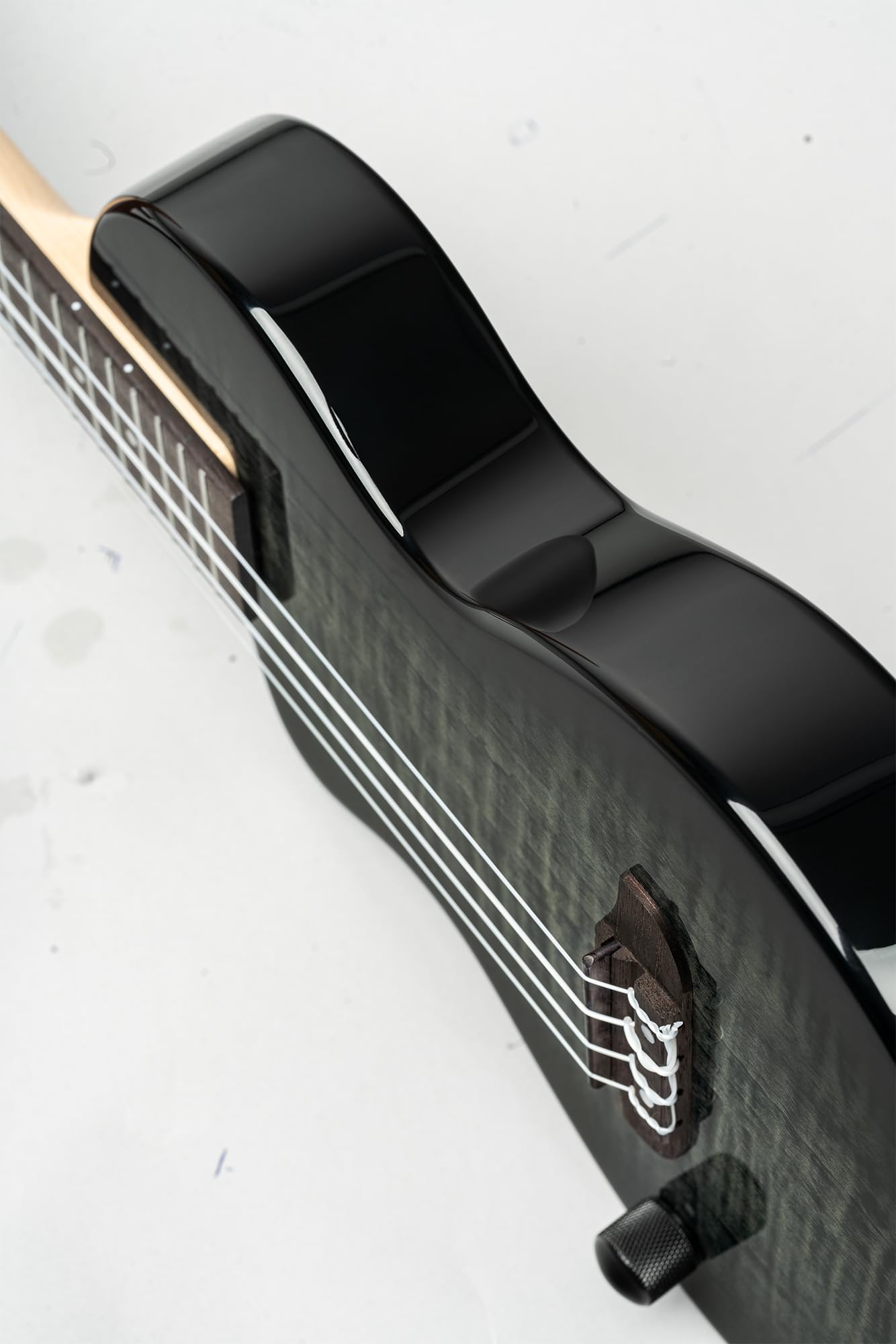 Ortega Guitars Ukulélé Ténor Gaucher – Électro-Acoustique, Corps Plein – Neo Series – Housse Incluse – Érable Flammé/Okoumé, Noir/Gris (NEO-U-TGB-L)