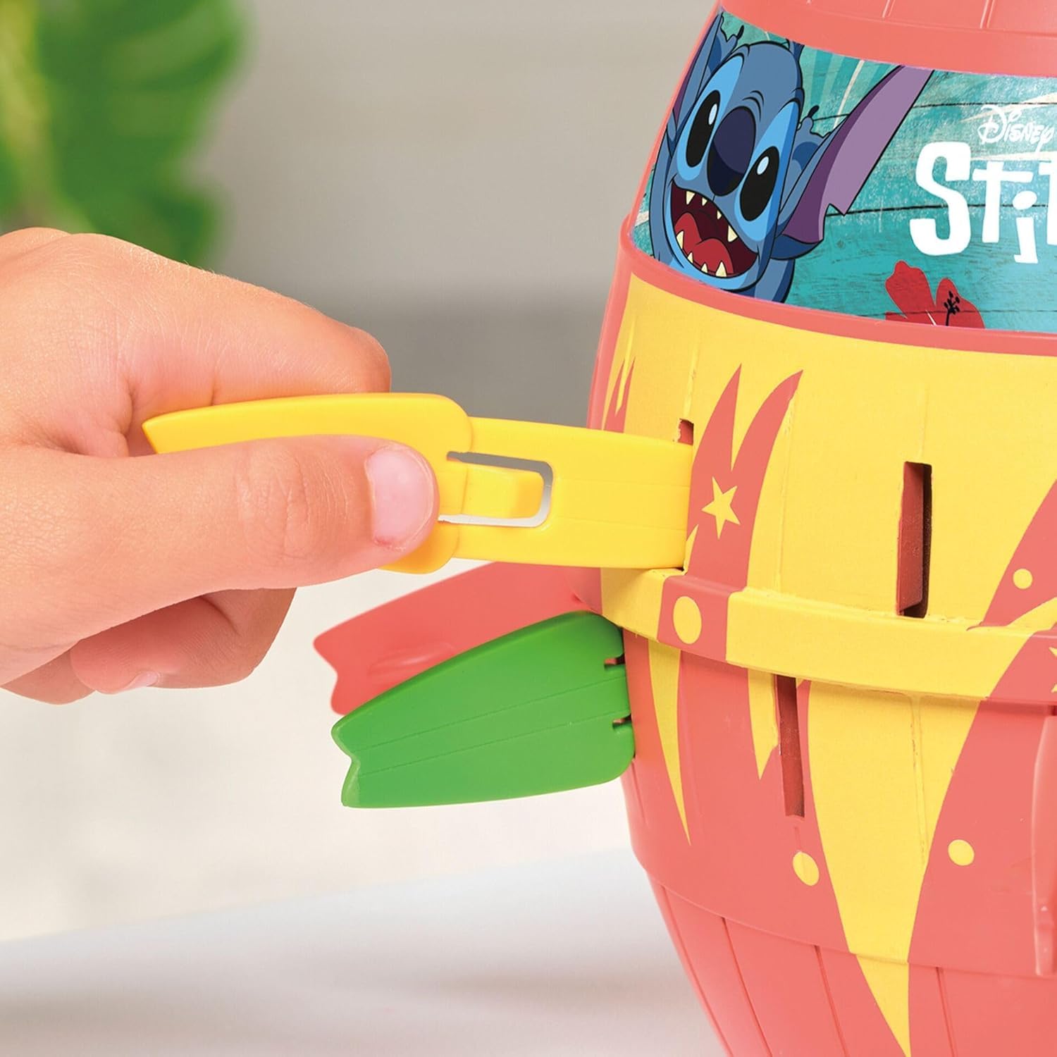 Tomy Juego de Mesa de acción Pop Up Stitch de Disney, Divertido Juego Familiar y para niños a Partir de 4 años, Juego Infantil Preescolar para niños, niñas y Adultos.