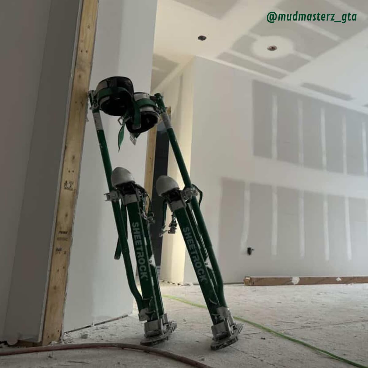 USG Sheetrock Professional Drywall Stilts, Lightweight Magnesium Construction, Adjustable Height, Padded Straps,Fast Height Adjustment, Quick-Release Clamp, 235 lb Capacity (18-30 Inch)