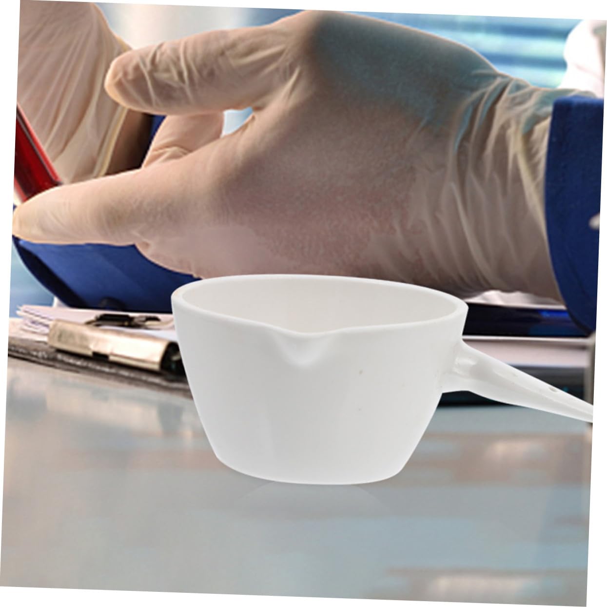 Round Porcelain Evaporating Basin with Handle Laboratory Ceramic Container for Precise Pouring Stable Flat Bottom Evaporation Dish for School and Home Use