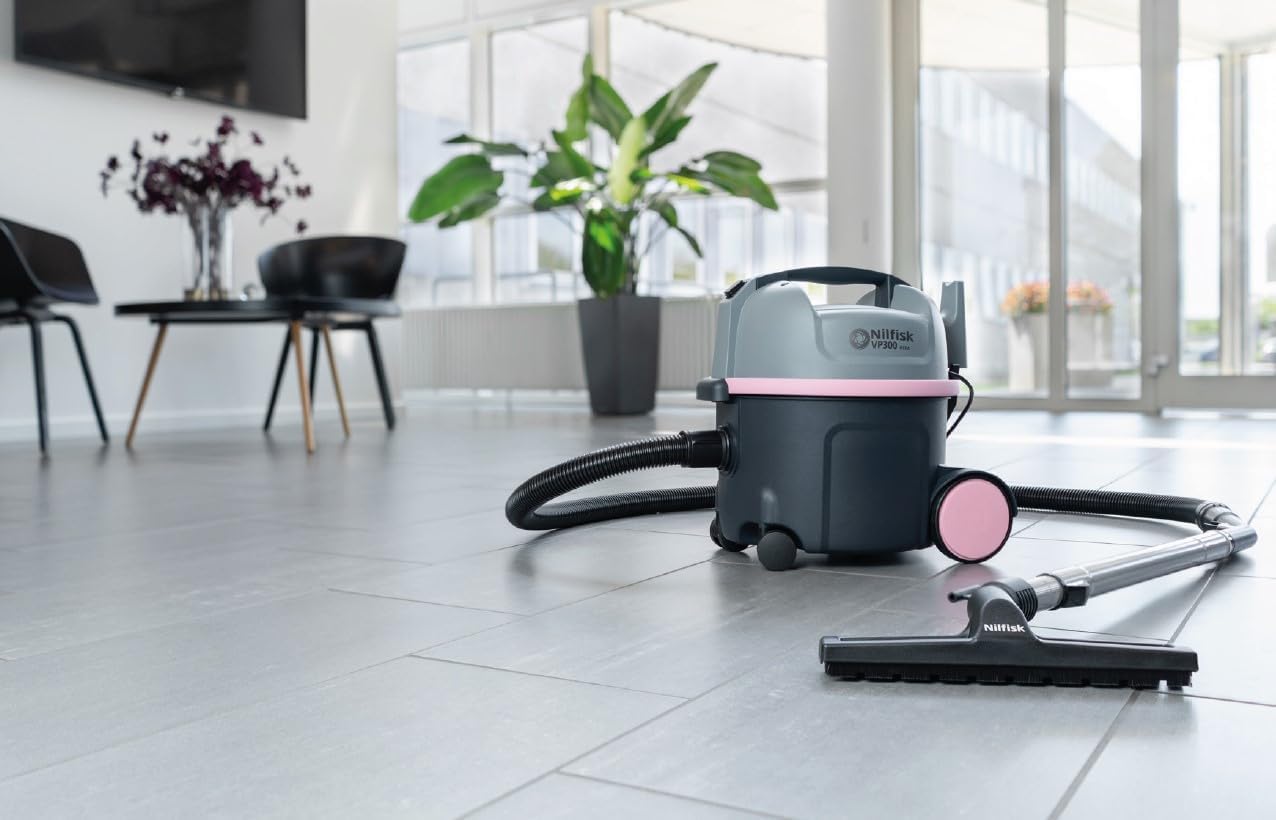 Nilfisk Aspirapolvere commerciale VP300 rosa (aspirapolvere industriale con filtro HEPA, sacchetto filtro 10 l, 800 W, trasporto d'aria 32 l/s, edizione speciale 107415313