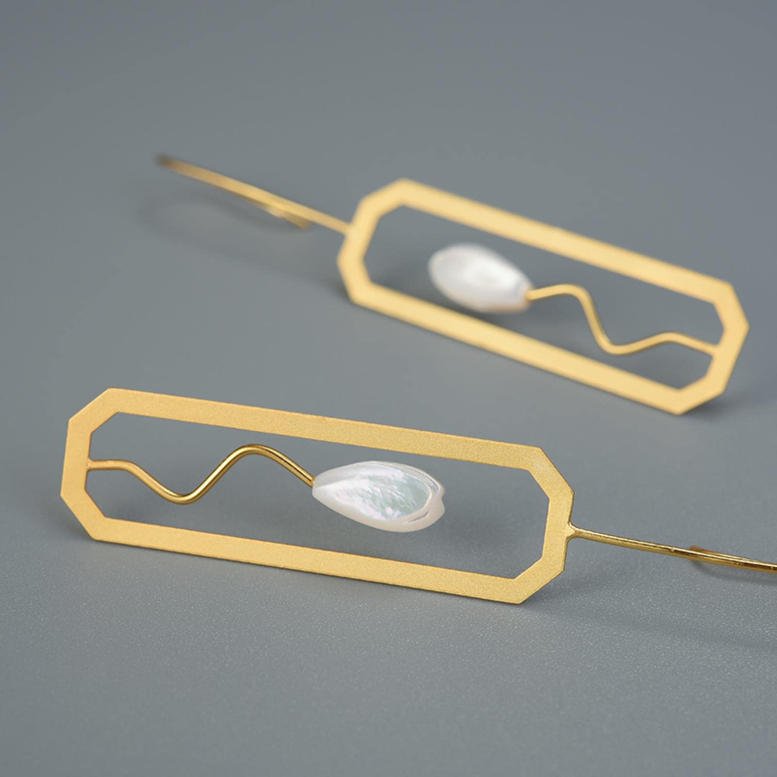LOKILOKI Orecchini Pendenti con Fiore di Giglio di Conchiglia Naturale, Vero Argento Sterling 925, Oro 18 Carati, Rettangolo, Gioielli Fatti A Mano per Le Donne