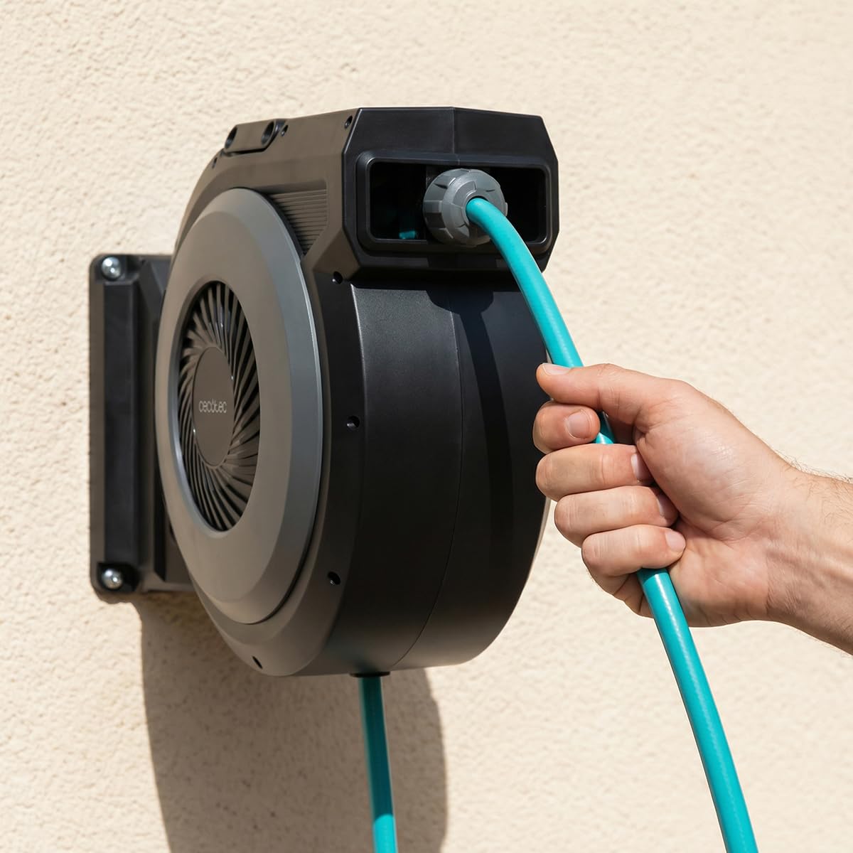 Cecotec Avvolgitubo da Giardino 30m HydroShell 300 Pro. Automatico SlowReturn e Smooth, Tubo 3 Strati, Spazzole, Pistola 8 Funzioni con Serbatoio, Innaffia Perfettamente Ogni Angolo del Tuo Giardino