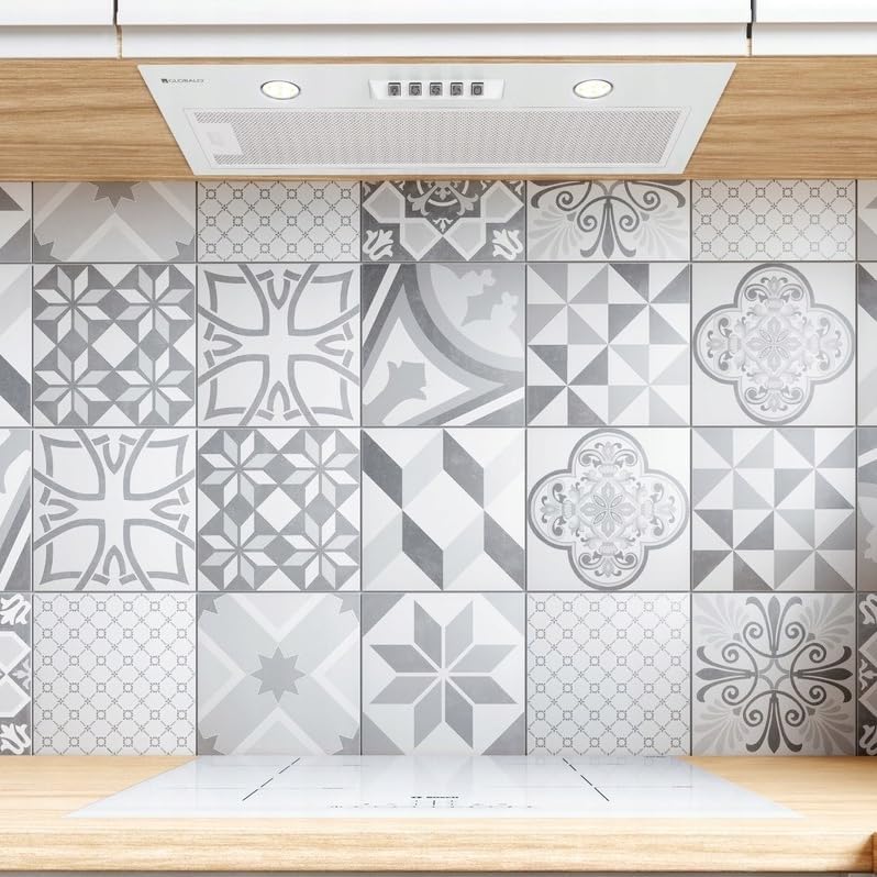 GLOBALO Nowimo 60.1 White hood installed in a modern kitchen