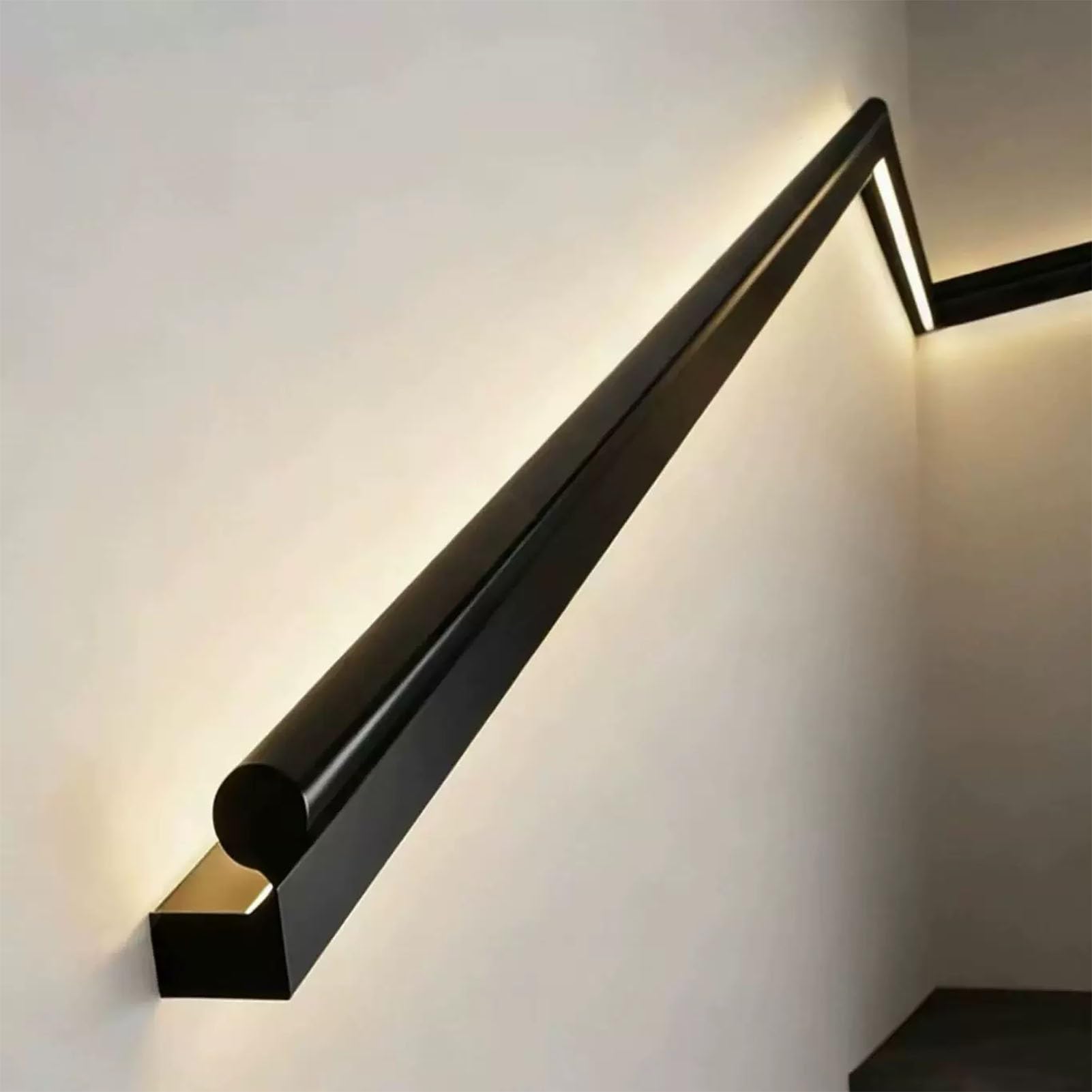 Main courante LED style loft industriel de 256cm pour escalier intérieur