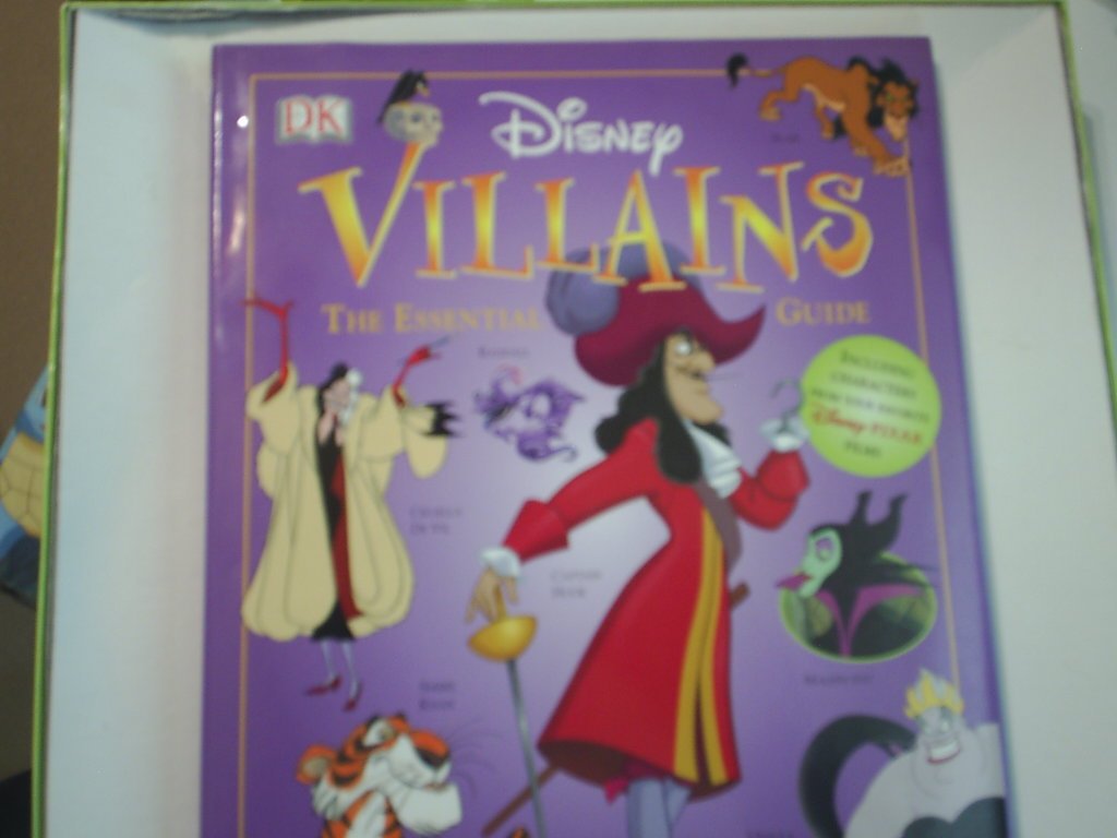 Disney Villains: The Essential Guide (DK Essential Guides)