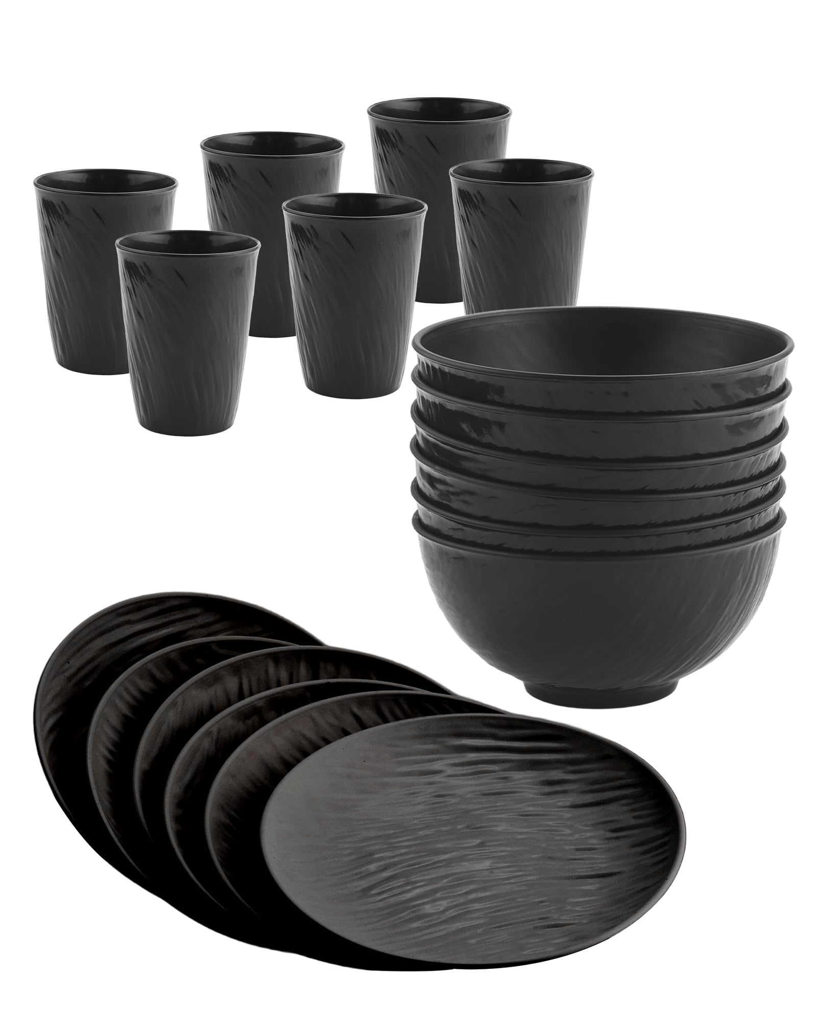Service de table de pique-nique pour de joyeux repas de camping en famille avec assiettes et bols