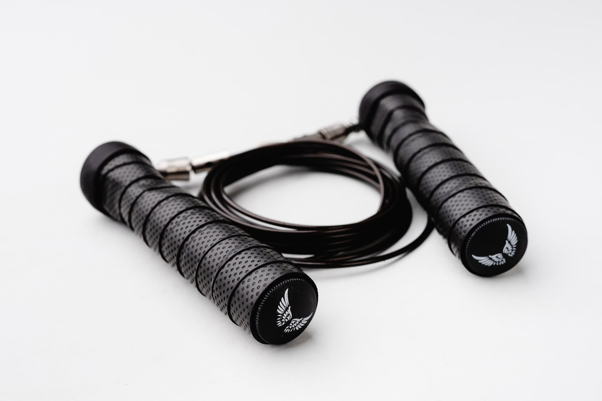 Corda per saltare di alta qualità: connessioni rapide con clip, cavo in acciaio rivestito in PVC regolabile, comode maniglie ergonomiche in schiuma nera, per fitness, boxe, cardio, cross